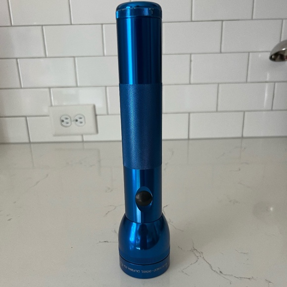 MAG-LITE 2 Cell Flashlight in Blue - Picture 1 of 7